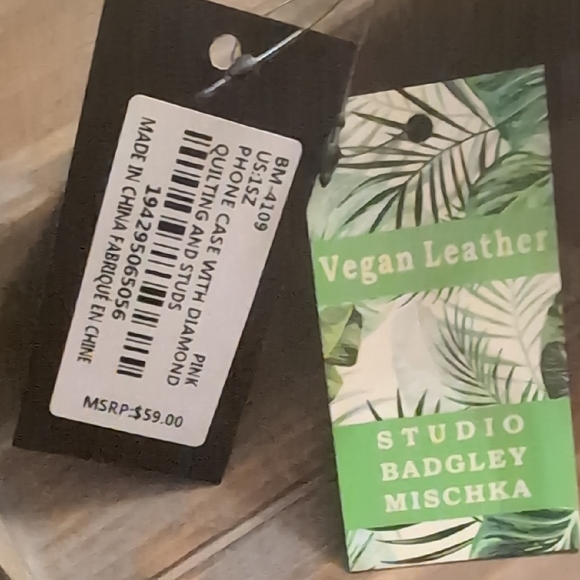 Quilted Vegan Leather Phone Case Crossbody. - Picture 3 of 7